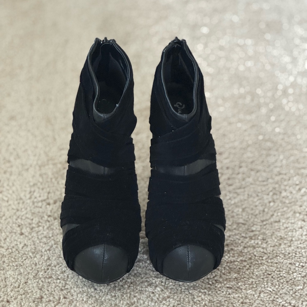 Sleek Black Ankle Booties with Streamlined Design